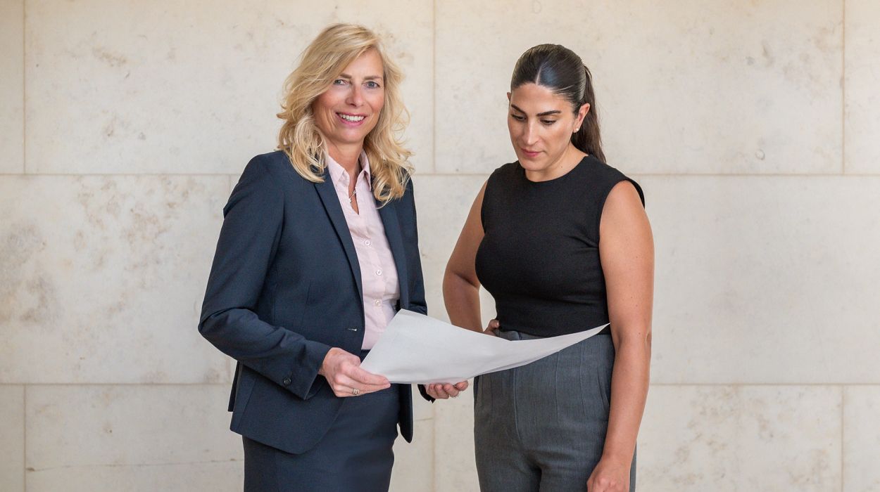 Immobilienmaklerin Cornelia Müller im Gespräch mit einer Kundin