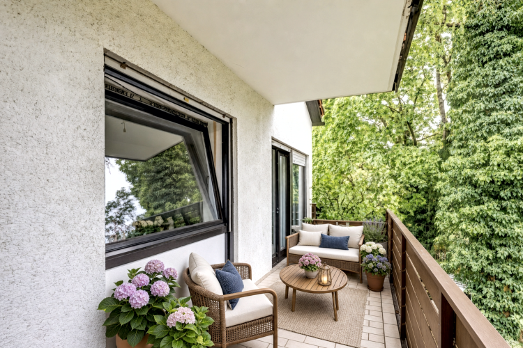 3-Zimmer-Wohnung, Pullach im Isartal – überdachter Südbalkon mit Blick ins Grüne, Cornelia Müller Immobilien