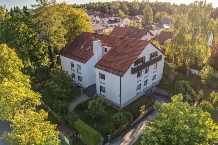 3-Zimmer-Wohnung, Pullach im Isartal – helles Wohnzimmer mit Zugang zum Südbalkon, Cornelia Müller Immobilien