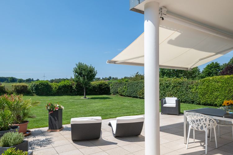 Garten und Terrasse einer Doppelhaushälfte zum Kauf in Schäftlarn im Isartal.