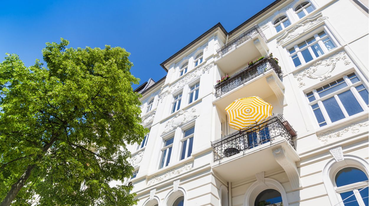 Fassadenaufnahme von klassischem Altbau als Symbolbild für Vermietung