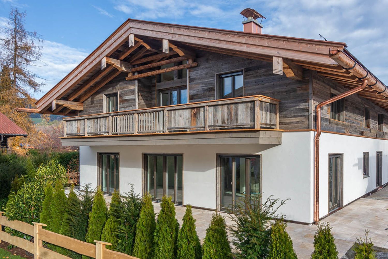 Außenaufnahme von Wohnung zum Kauf in Rottach-Egern am Tegernsee mit Bergblick.
