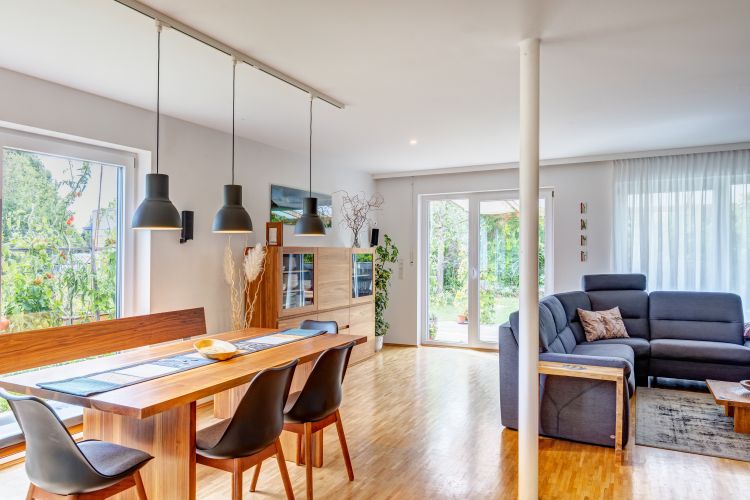 REH, Baierbrunn-Isartal, großzügiger Wohn-Essbereich, Cornelia Müller Immobilien