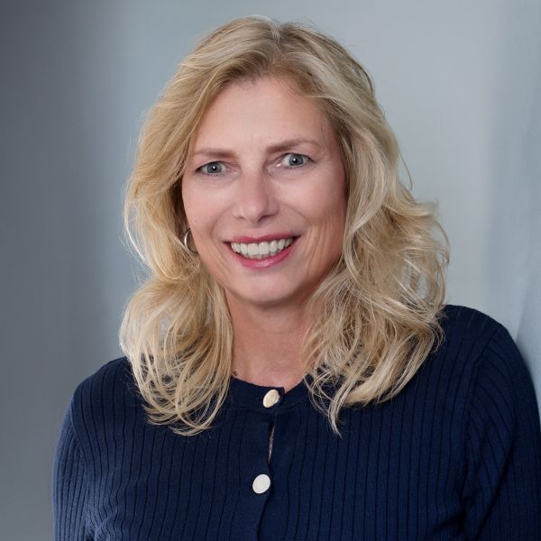 Porträtfoto von Immobilienmaklerin Cornelia Müller