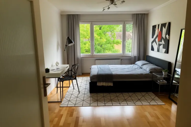 Schlafzimmer in Wohnung zum Kauf in Bogenhausen in ruhiger Lage.