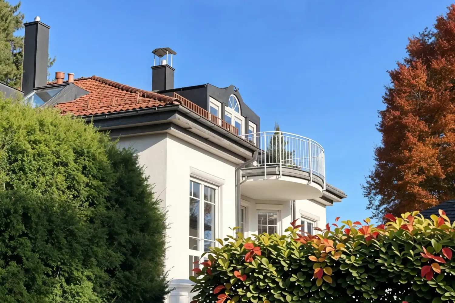 Außenaufnahme von Wohnung zum Kauf in Pullach im Isartal mit sonniger Dachterrasse im Grünen