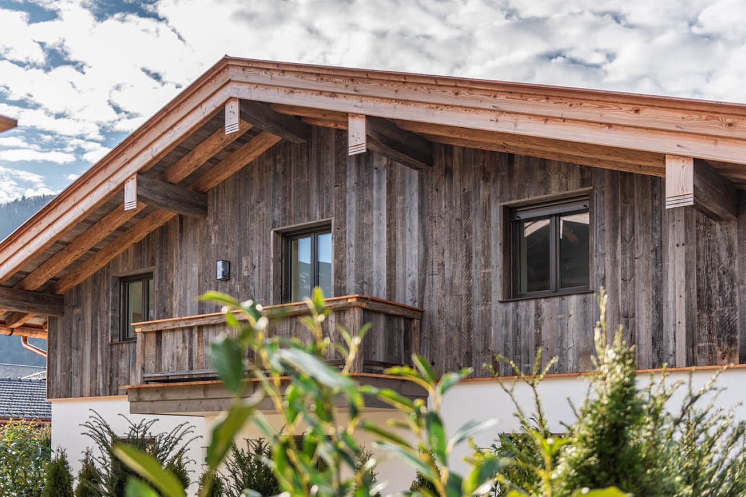 Außenaufnahme von Wohnung zum Kauf in Rottach-Egern am Tegernsee mit Berglick.