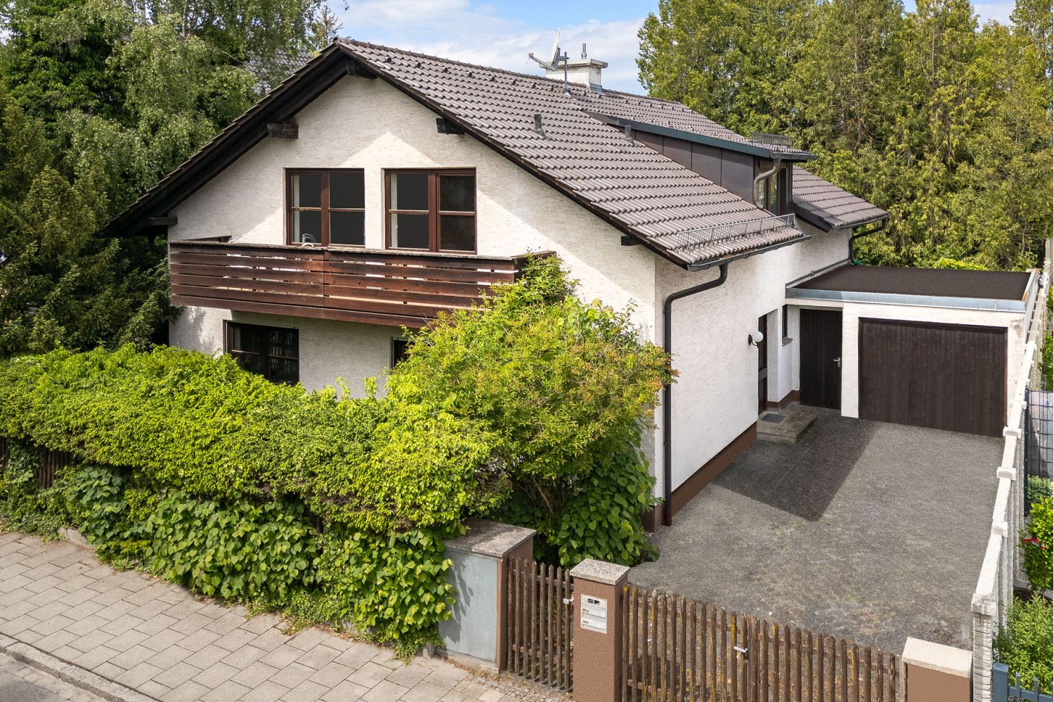 Außenaufnahme von Bestandshaus zum Kauf mit Potenzial in Pullach im Isartal.