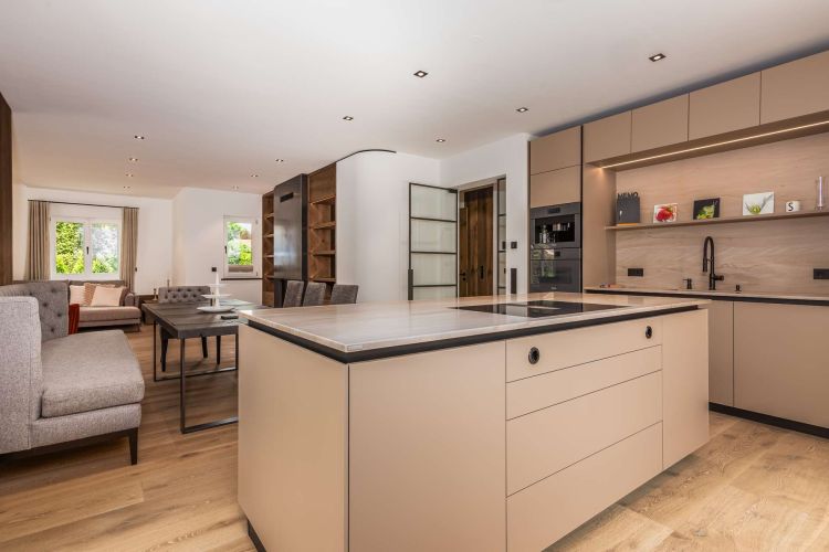 Offene Wohnküche mit fließendem Übergang zum Essbereich