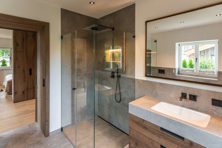 Bad mit großzügiger Walk-in-Dusche und edler Ausstattung