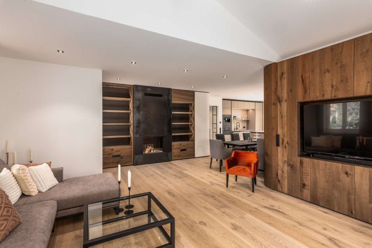 Offener Wohn- und Essbereich mit elegantem Kamin