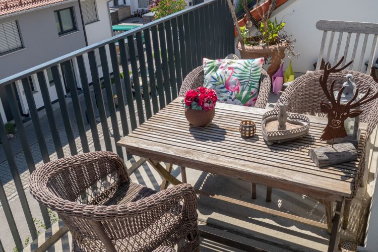 Balkon mit Privatsphäre, Dachgeschoss-Wohnung, Baierbrunn-Isartal, gute Lage, gute Infrastruktur
