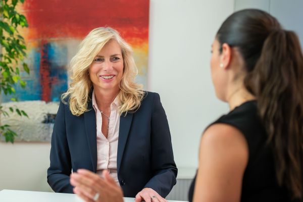 Porträt von Cornelia Müller, Immobilienmaklerin im Kundengespräch