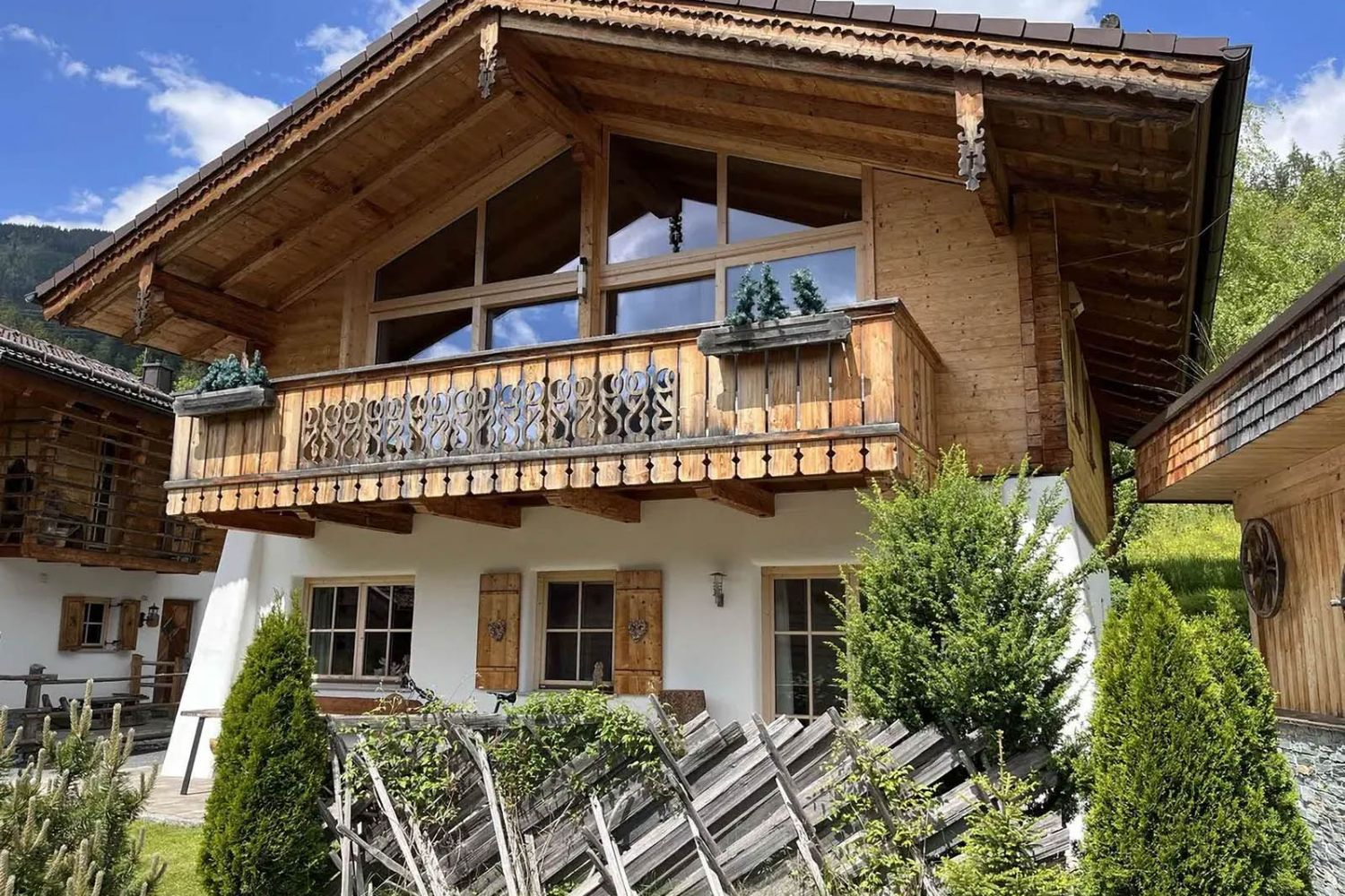 Blick vom Balkon auf die Berge im Alpen-Chalet zum Kauf in Neukirchen am Großvenediger in Zell am See.