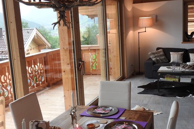 Esszimmer mit Bergblick im Alpen-Chalet zum Kauf in Neukirchen am Großvenediger in Zell am See.