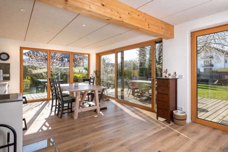 Wohnung wie ein Haus, Baierbrunn, teilweise Neubau, lichtdurchflutet, große Süd-/Westterrasse, schöner Garten