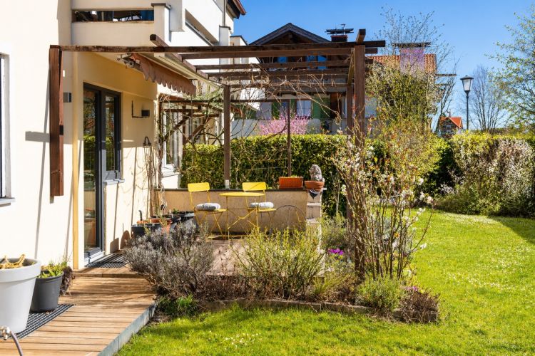 Wohnung wie Haus, Baierbrunn, sonnige Terrasse, schöner Garten