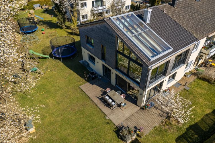 Wohnung wie Haus, Baierbrunn, teilweise Neubau, große Süd-/Westterrasse, schöner Garten