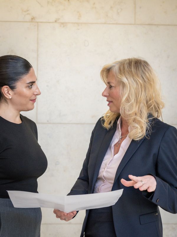 Porträt von Cornelia Müller, Immobilienmaklerin im Gespräch mit Kundin