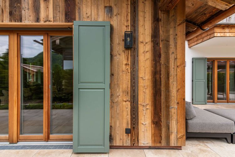 Edle Holzfassade – zeitlos und hochwertig von Erdgeschoss-Wohnung zum Kauf -in Rottach-Egern am Tegernsee mit Bergblick.