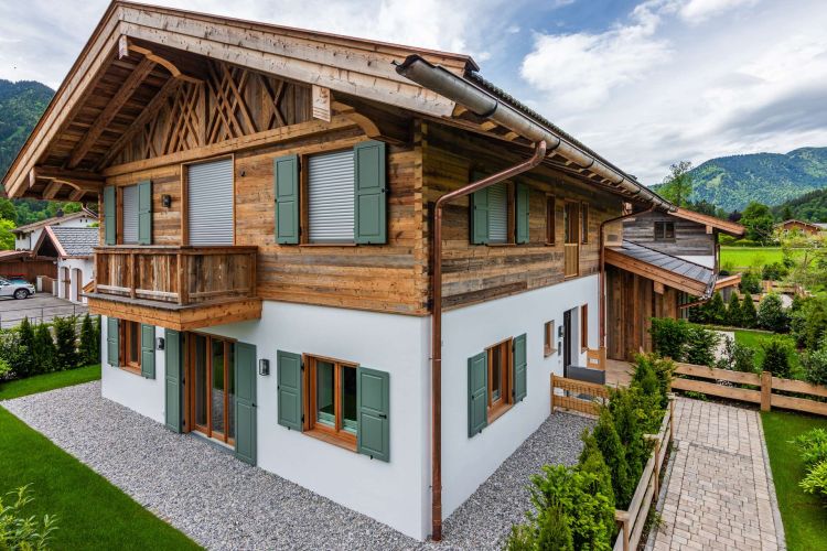 Charaktervolle Architektur mit Liebe zum Detail für Wohnung zum Kauf in Rottach-Egern am Tegernsee mit Bergblick.