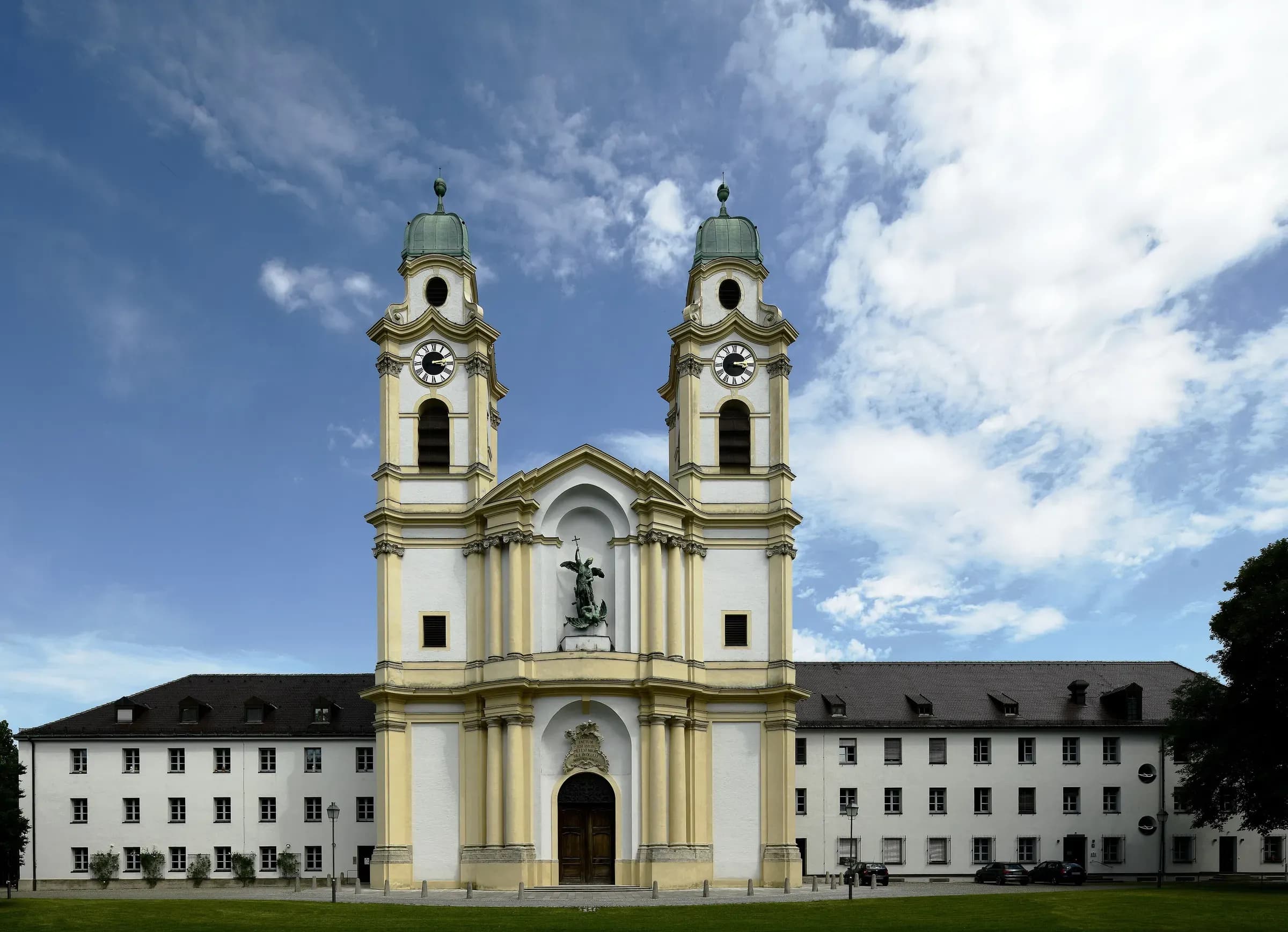 Kirche St. Michael in Berg am Laim mit zwei Zwiebeltürmen