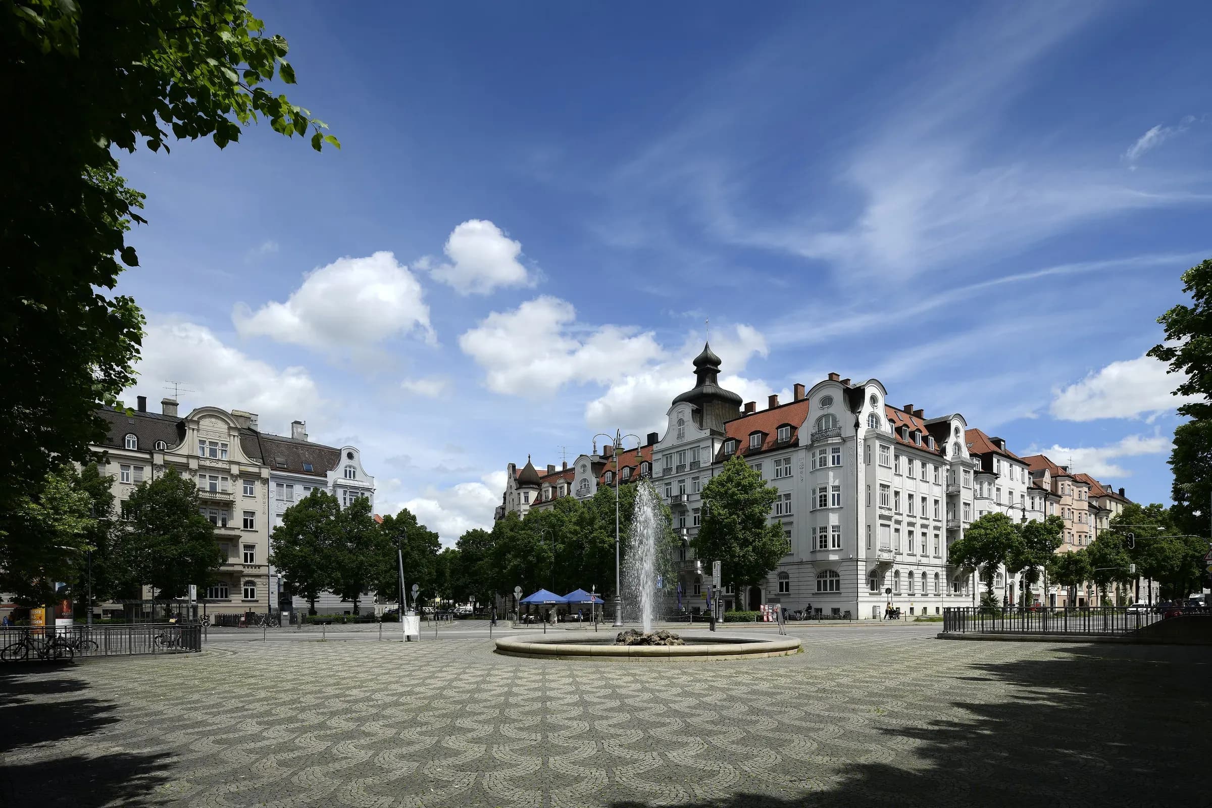 Prinzregentenplatz in Bogenhausen mit Brunnen und Gründerzeithäusern