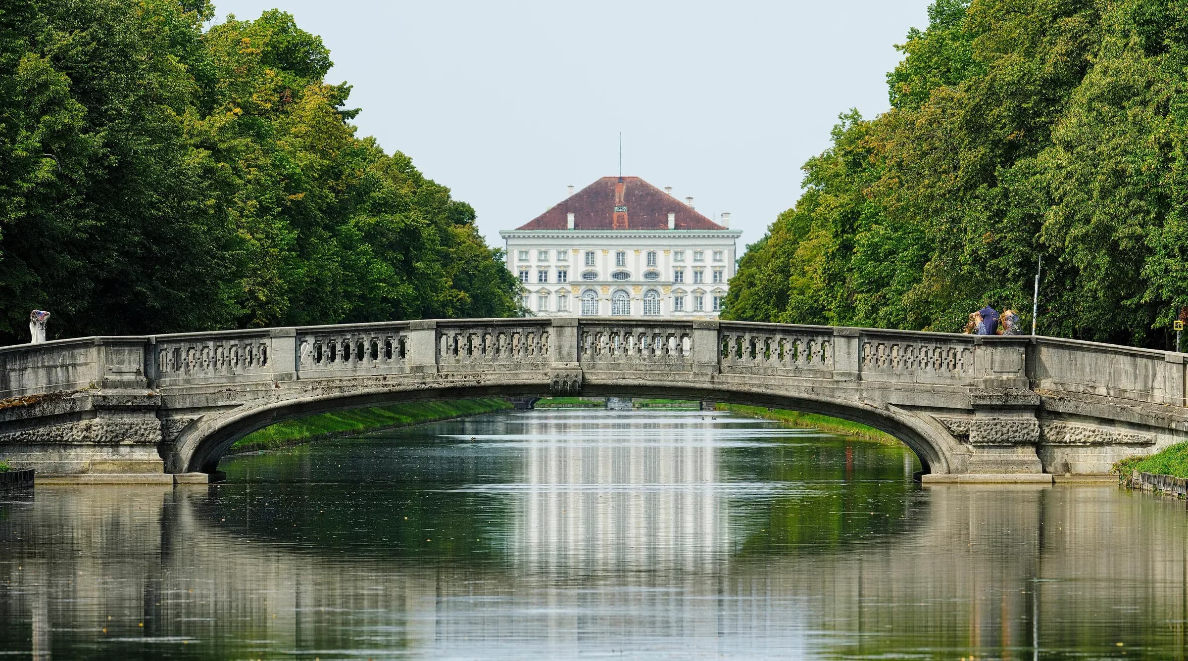 Gerner Brücke über den Nymphenburger Schlosskanal mit Blick auf Schloss Nymphenburg