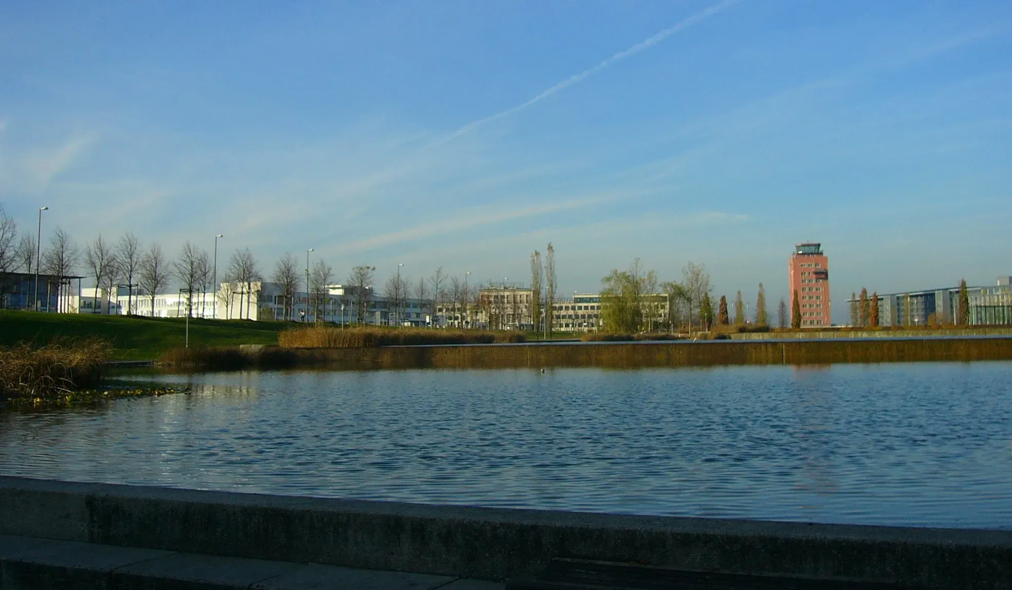 Messesee in der Messestadt Riem mit Uferweg und Wohnbebauung