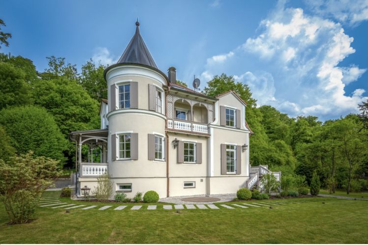 Villa als Einfamilienhaus zum Kauf in Herrsching am Ammersee mit Seeblick.