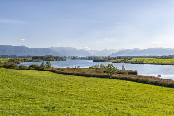 Lanschaftsaufnahme mit Isar und Bergen im Hintergrund