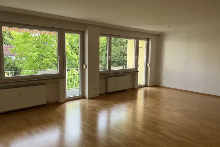 Großzügiges Wohnzimmer mit großem Westbalkon