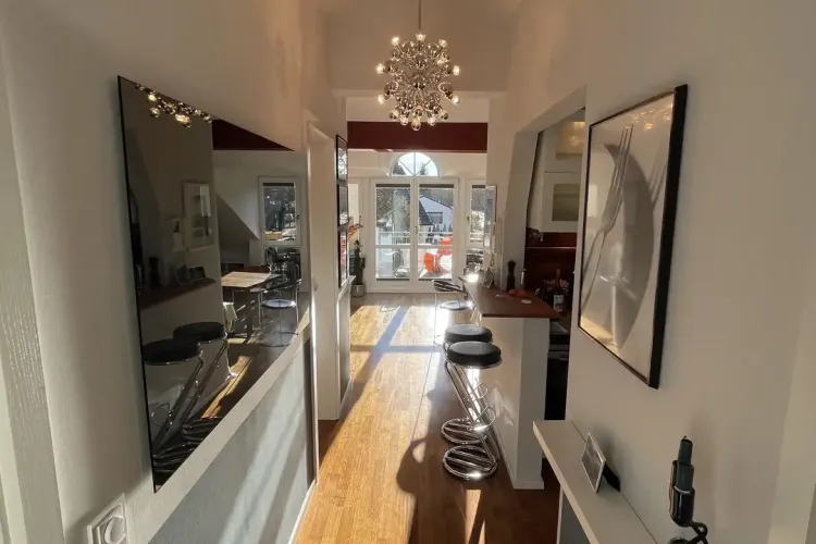 Einladender Eingangsbereich mit offenem Übergang zum Wohnraum