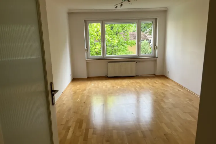 Helles Zimmer mit Blick ins Grüne