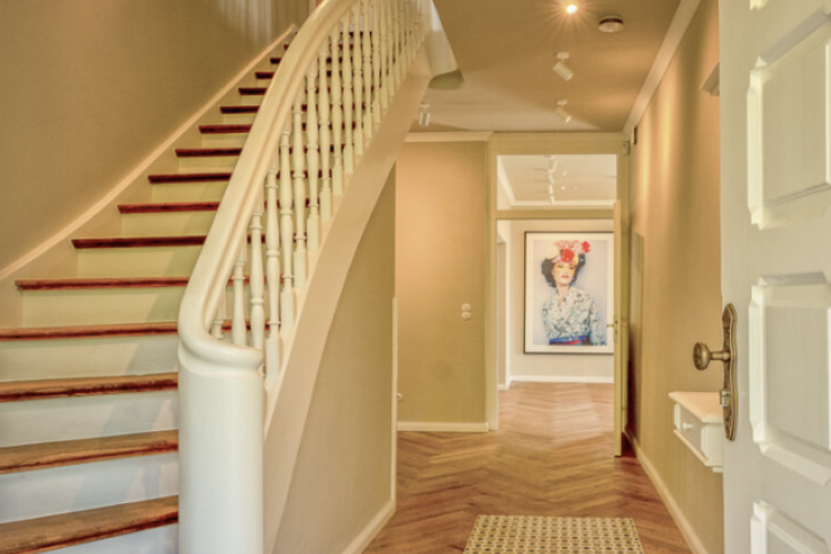 Treppenhaus einer Villa als Einfamilienhaus zum Kauf in Herrsching am Ammersee mit Seeblick.