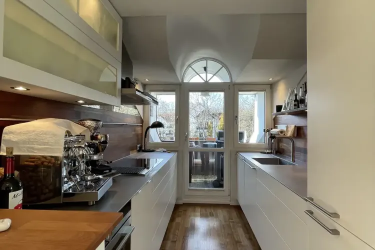 Moderne Einbauküche mit Zugang zur Loggia