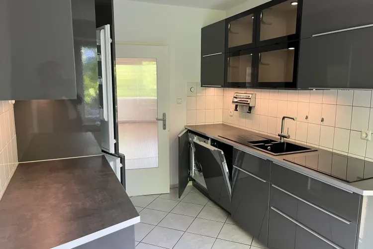 Moderne Küche mit hochwertigen Geräten