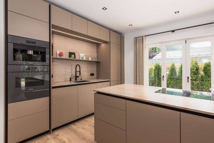 Schreinerküche mit Kochinsel und hochwertigen Geräten