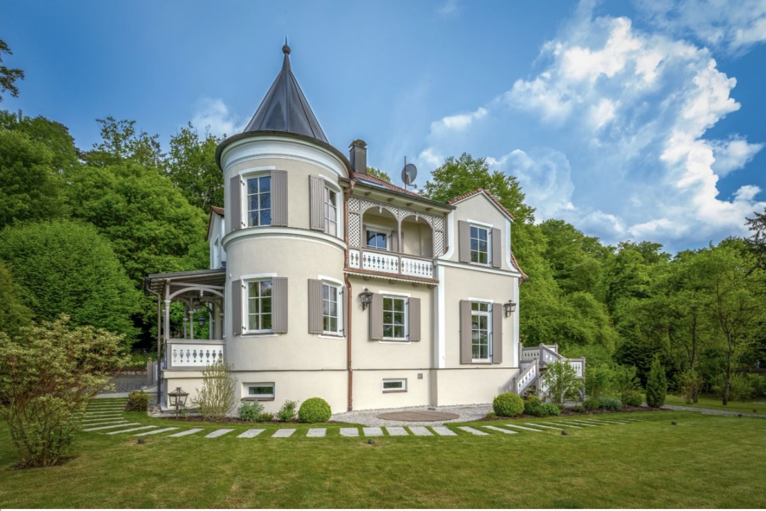 Villa als Einfamilienhaus zum Kauf in Herrsching am Ammersee mit Seeblick.